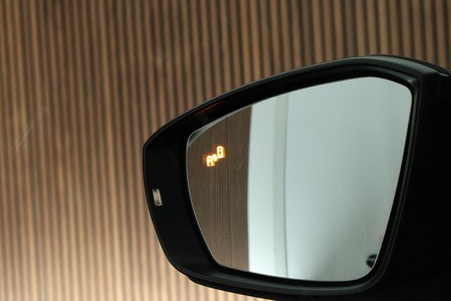 Volkswagen T-Roc 1.5 TSI 150pk DSG Sport Black Style Keyless Camera Virtual Cockpit Navigatie