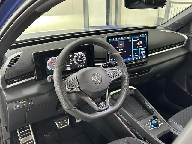 Volkswagen T-Roc 1.5 eTsi R-Line First Edition | IQ light | Pano | Trekhaak |
