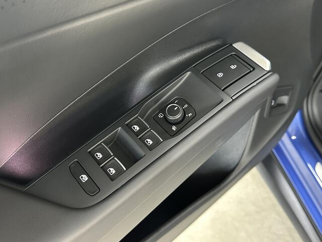 Volkswagen T-Roc 1.5 eTsi R-Line First Edition | IQ light | Pano | Trekhaak |