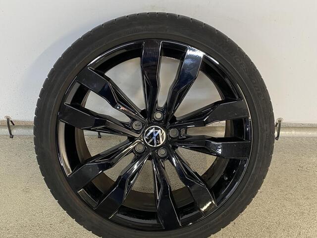 Volkswagen T-Roc 1.5 TSI R-Line 150 pk Automaat (DSG) | Navigatie via App | Panoramadak | Parkeersensoren | Adaptieve cruise control | Stoelverwarming | R-Line |