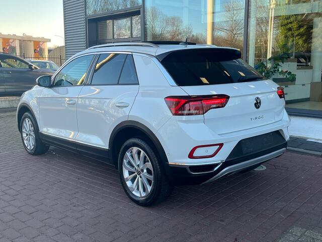 Volkswagen T-Roc 1.5 TSI Style / Panorama dak / IQ Led / Virtual cockpit pro / App-connect / Stoelverwarming voorzijde / 17'' LMV