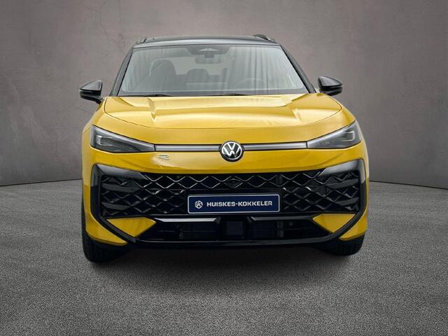 Volkswagen T-Roc R-Line First Edition 1.5 eTSI 150pk DSG Automaat Panoramadak, Harman Kardon audio, Adaptive cruise control, LED matrix koplampen, Lederen bekleding, Black style