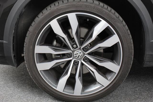 Volkswagen T-Roc 1.5 TSI 150pk DSG R-Line United Navigatie Climate Control Digitale Cockpit Full Led DAB Trekhaak Lichtmetalen Velgen 19"