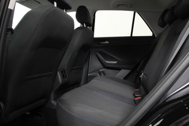 Volkswagen T-Roc 1.5 TSI 150pk DSG R-Line United Navigatie Climate Control Digitale Cockpit Full Led DAB Trekhaak Lichtmetalen Velgen 19"