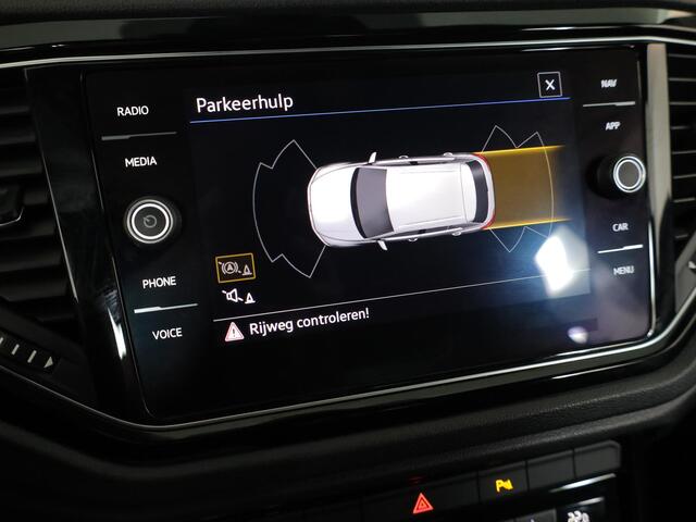 Volkswagen T-Roc 1.5 TSI Sport 150 pk Automaat (DSG) | Navigatie via App | Parkeersensoren | Autom. airco | Stoelverwarming | Black Style pakket |