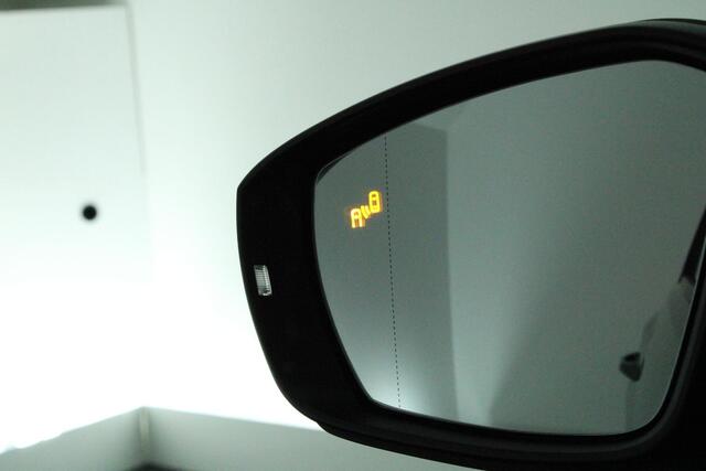 Volkswagen T-Roc 1.5 TSI 150pk DSG R-Line Sport Led Camera Virtual Cockpit Navigatie
