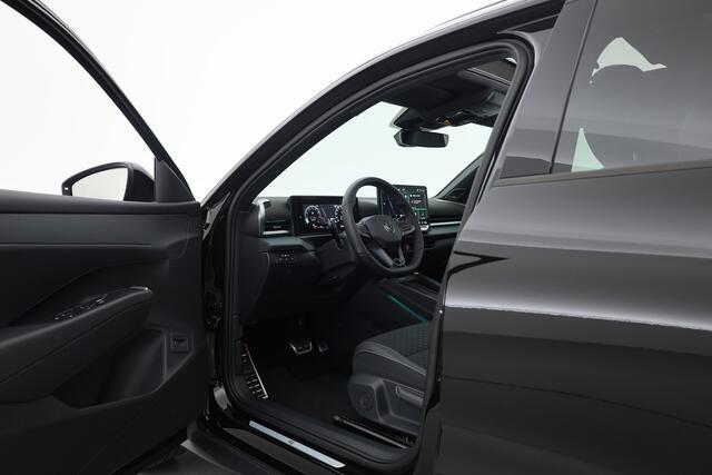 Volkswagen T-Roc 1.5 eTsi R-Line First Edition | Dig. Cockpit | IQ Light | Pano | Adapt. Cruise | Trekhaak | Head-up | Harman Kardon | Keyless | 360cam | Stoel- Stuurverw.