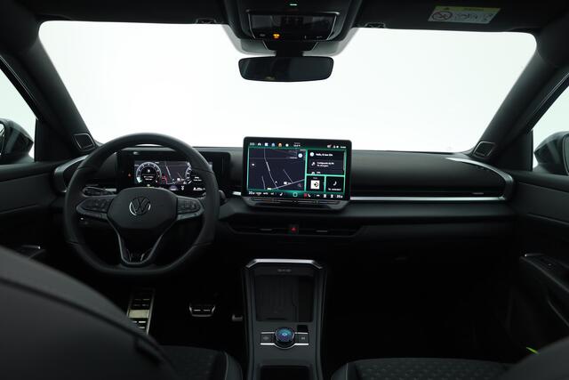 Volkswagen T-Roc 1.5 eTsi R-Line First Edition | Dig. Cockpit | IQ Light | Pano | Adapt. Cruise | Trekhaak | Head-up | Harman Kardon | Keyless | 360cam | Stoel- Stuurverw.