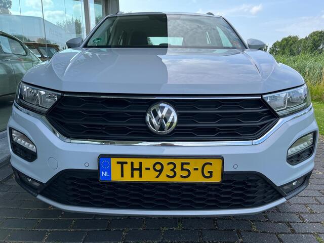 Volkswagen T-Roc 1.5 TSI Style | Rijklaar incl garantie | Parkeersensoren voor en achter 18 inch Carplay