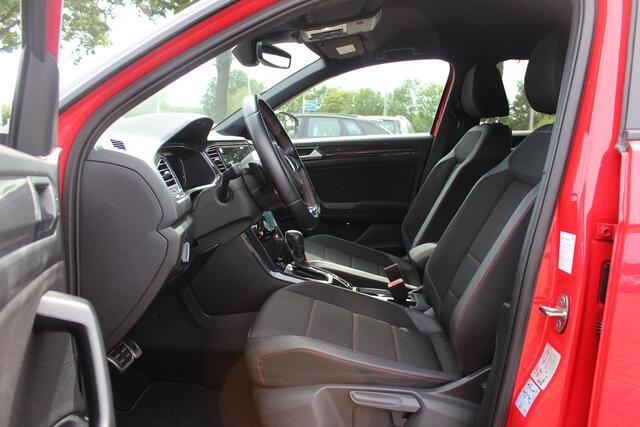 Volkswagen T-Roc 1.5 TSI Sport Business R / Camera / CarPlay / Virtual Cockpit / Sportstoelen / 18'' / LED / DAB / ACC