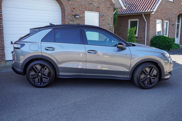 Volkswagen T-Roc R-Line First Edition IQ.light Apple Carplay Black style Stoel-/stuur verwarming 19 Inch Camera R-Line interieur