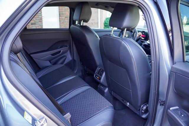 Volkswagen T-Roc R-Line First Edition IQ.light Apple Carplay Black style Stoel-/stuur verwarming 19 Inch Camera R-Line interieur