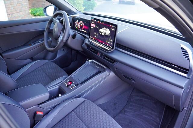 Volkswagen T-Roc R-Line First Edition IQ.light Apple Carplay Black style Stoel-/stuur verwarming 19 Inch Camera R-Line interieur