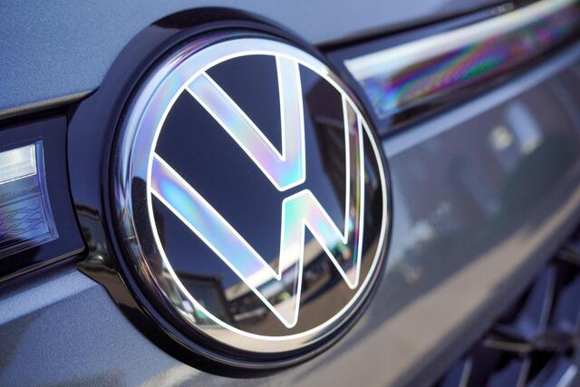 Volkswagen T-Roc R-Line First Edition IQ.light Apple Carplay Black style Stoel-/stuur verwarming 19 Inch Camera R-Line interieur