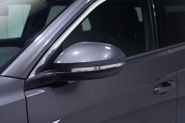 Volkswagen T-Roc 1.5 TSI R-Line Apple Carplay Panodak Achteruitrijcamera Digital Display