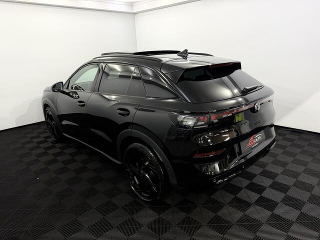 Volkswagen T-Roc 1.5 e TSI R-Line Black edition Panoramadak, Camera, Elektrische trekhaak, Navi, Elektrische achterklep, Cruise control adaptief, 19 Inch velgen, 2 Jaar garantie