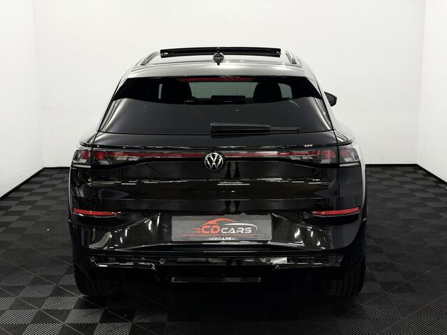 Volkswagen T-Roc 1.5 e TSI R-Line Black edition Panoramadak, Camera, Elektrische trekhaak, Navi, Elektrische achterklep, Cruise control adaptief, 19 Inch velgen, 2 Jaar garantie