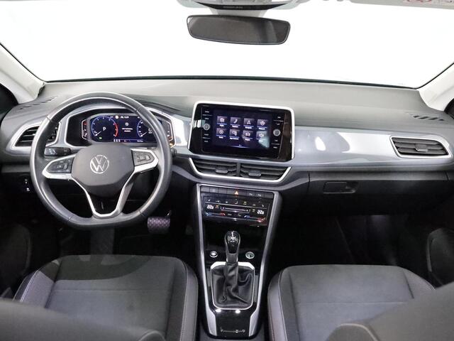 Volkswagen T-Roc 1.5 TSI Style 150 pk Automaat (DSG) | Navigatie | Trekhaak (afneembaar) | Parkeersensoren (Park assist) | Achteruitrijcamera | Keyless | Elektr. achterklep |