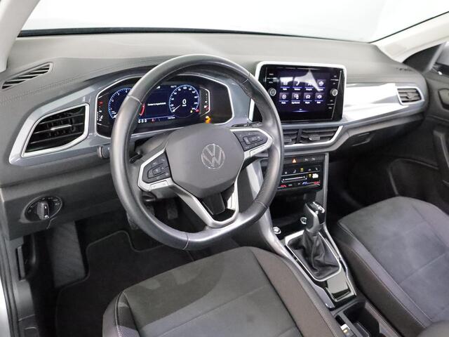 Volkswagen T-Roc 1.5 TSI Style 150 pk Automaat (DSG) | Navigatie | Trekhaak (afneembaar) | Parkeersensoren (Park assist) | Achteruitrijcamera | Keyless | Elektr. achterklep |