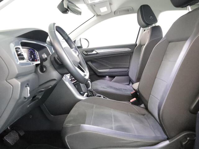 Volkswagen T-Roc 1.5 TSI Style 150 pk Automaat (DSG) | Navigatie | Trekhaak (afneembaar) | Parkeersensoren (Park assist) | Achteruitrijcamera | Keyless | Elektr. achterklep |