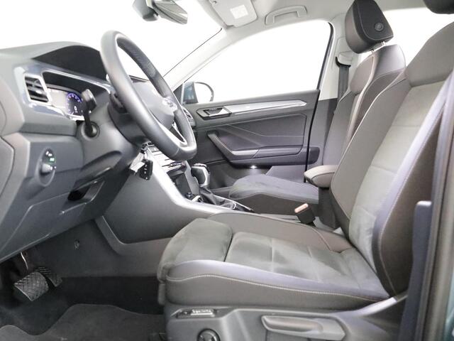 Volkswagen T-Roc 1.5 TSI Style 150 pk Automaat (DSG) | Navigatie | Parkeersensoren (Park assist) | Achteruitrijcamera | Stoelverwarming | Adaptieve cruise control |