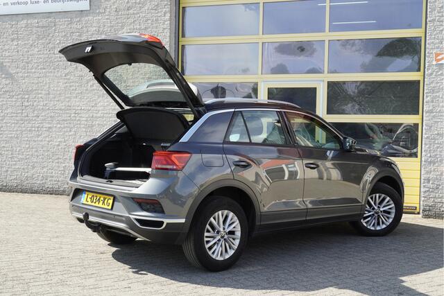 Volkswagen T-Roc 1.0 TSI Style Business BJ2021 Lmv 16" | Led V+A | Pdc | Navi | Trekhaak | Achteruitrijcamera | App-Connect | Climate control | Cruise control | Getint glas