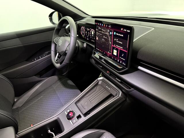 Volkswagen T-Roc 1.5 TSI R-Line Edition Nieuwe model!, Panoramadak, Camera, Iq lights, Navi, Half leder, Stoel/Stuurverwarming, Cruise control adaptief, Sfeerverlichting, Elektrische trekhaak, Elektrische achterklep, Keyless start,