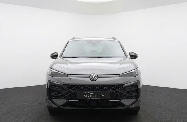 Volkswagen T-Roc 1.5 eTSI R-Line Black Style 150PK | Pano | IQ Lights | Trekhaak | 20" | Winterpakket