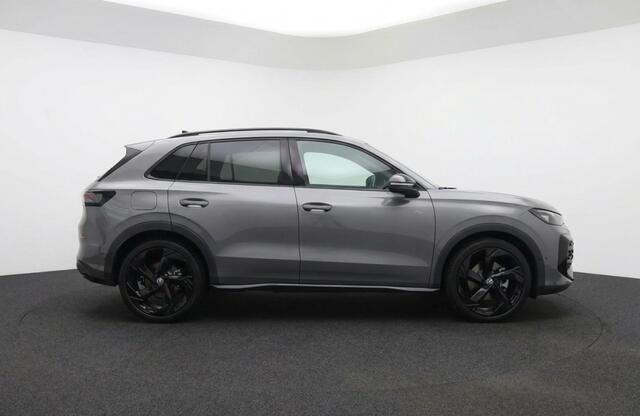 Volkswagen T-Roc 1.5 eTSI R-Line Black Style 150PK | Pano | IQ Lights | Trekhaak | 20" | Winterpakket