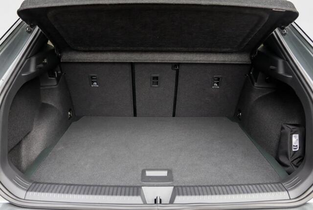 Volkswagen T-Roc 1.5 eTSI R-Line Black Style 150PK | Pano | IQ Lights | Trekhaak | 20" | Winterpakket