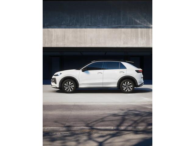 Volkswagen T-Roc Limited Edition | 'App-Connect' draadloze smartphone integratie | Automatische afstandsregeling (Adaptive Cruise Control) | Buitenspiegels elektrisch instel-, verwarm- en inklapbaar