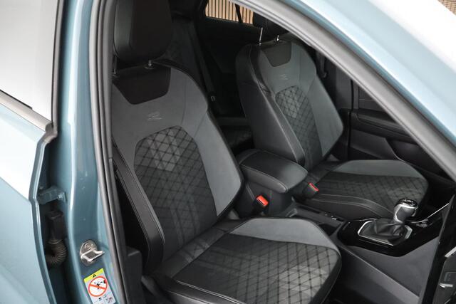 Volkswagen T-Roc 1.5 TSI 150pk DSG R-Line Business+ Black Style Trekhaak Camera Beats Stoelverwarming LED Navigatie