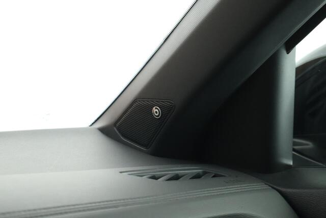 Volkswagen T-Roc 1.5 TSI 150pk DSG R-Line Business+ Black Style Trekhaak Camera Beats Stoelverwarming LED Navigatie
