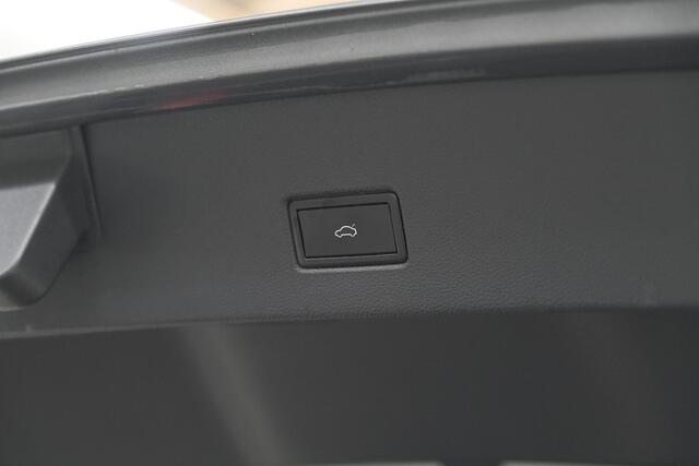 Volkswagen T-Roc 1.0 TSI Style Business 116pk | Trekhaak | Adaptieve Cruise Control | Elektronische Kofferklep | Apple Carplay