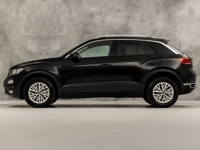 Volkswagen T-Roc 1.0 TSI Sport (APPLE CARPLAY, GROOT NAVI, CAMERA, CLIMATE, SPORTSTOELEN, GETINT GLAS, ELEK ACHTERKLEP, ADAPTIVE CRUISE, NIEUWSTAAT)