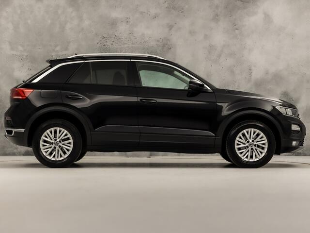 Volkswagen T-Roc 1.0 TSI Sport (APPLE CARPLAY, GROOT NAVI, CAMERA, CLIMATE, SPORTSTOELEN, GETINT GLAS, ELEK ACHTERKLEP, ADAPTIVE CRUISE, NIEUWSTAAT)