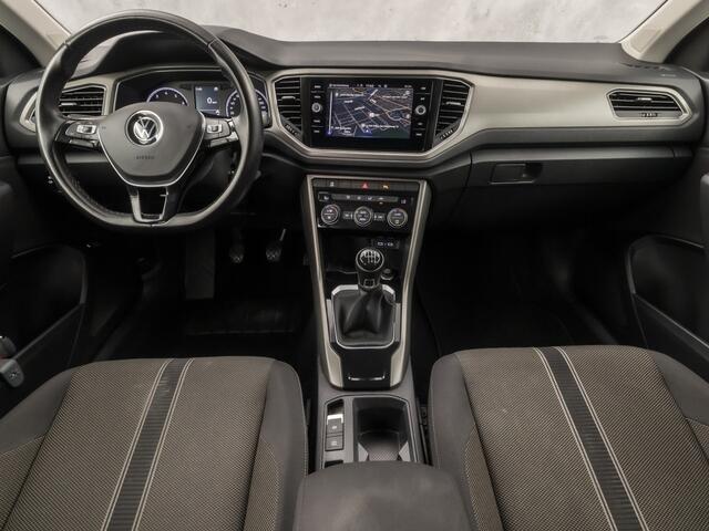 Volkswagen T-Roc 1.0 TSI Sport (APPLE CARPLAY, GROOT NAVI, CAMERA, CLIMATE, SPORTSTOELEN, GETINT GLAS, ELEK ACHTERKLEP, ADAPTIVE CRUISE, NIEUWSTAAT)