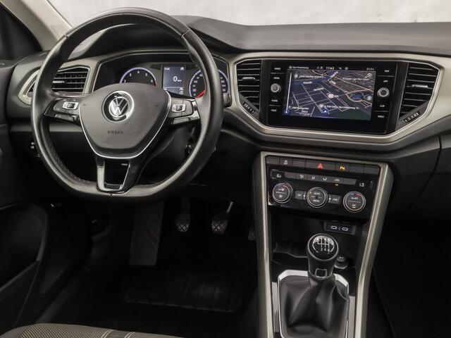 Volkswagen T-Roc 1.0 TSI Sport (APPLE CARPLAY, GROOT NAVI, CAMERA, CLIMATE, SPORTSTOELEN, GETINT GLAS, ELEK ACHTERKLEP, ADAPTIVE CRUISE, NIEUWSTAAT)
