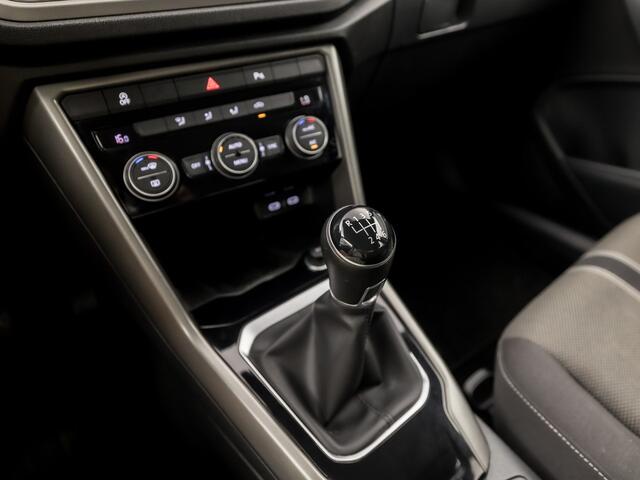 Volkswagen T-Roc 1.0 TSI Sport (APPLE CARPLAY, GROOT NAVI, CAMERA, CLIMATE, SPORTSTOELEN, GETINT GLAS, ELEK ACHTERKLEP, ADAPTIVE CRUISE, NIEUWSTAAT)