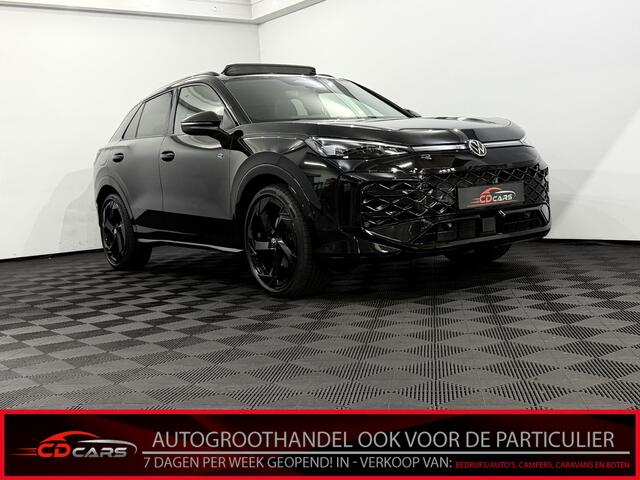 Volkswagen T-Roc 1.5 TSI R-Line Edition Black on Black Nieuwe model!, Panoramadak, Camera, Iq lights, Navi, Half leder, Stoel/Stuurverwarming, Cruise control adaptief, Sfeerverlichting, Elektrische trekhaak, Elektrische achterklep, Keyless start,