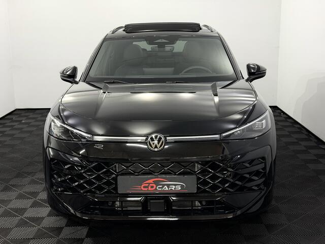 Volkswagen T-Roc 1.5 TSI R-Line Edition Black on Black Nieuwe model!, Panoramadak, Camera, Iq lights, Navi, Half leder, Stoel/Stuurverwarming, Cruise control adaptief, Sfeerverlichting, Elektrische trekhaak, Elektrische achterklep, Keyless start,