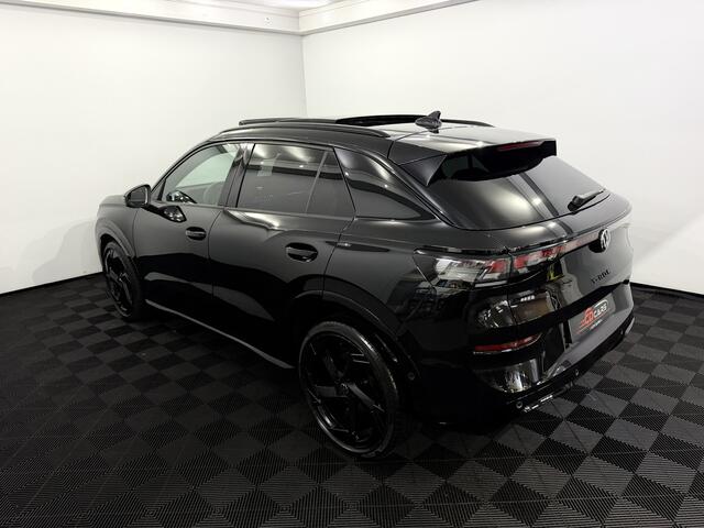 Volkswagen T-Roc 1.5 TSI R-Line Edition Black on Black Nieuwe model!, Panoramadak, Camera, Iq lights, Navi, Half leder, Stoel/Stuurverwarming, Cruise control adaptief, Sfeerverlichting, Elektrische trekhaak, Elektrische achterklep, Keyless start,
