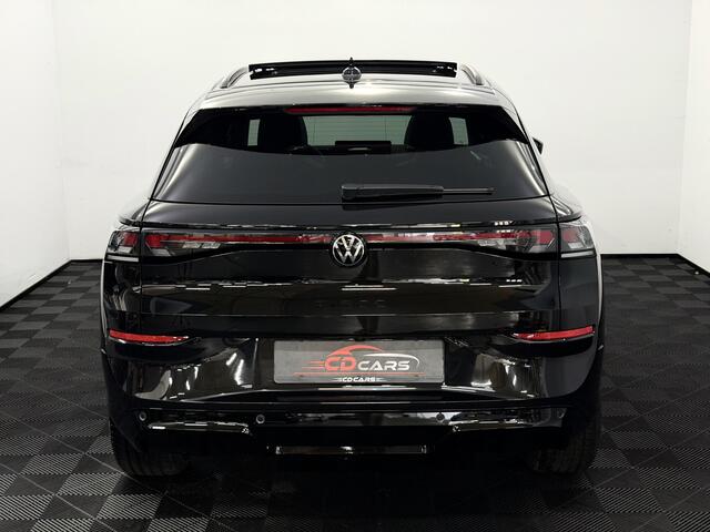Volkswagen T-Roc 1.5 TSI R-Line Edition Black on Black Nieuwe model!, Panoramadak, Camera, Iq lights, Navi, Half leder, Stoel/Stuurverwarming, Cruise control adaptief, Sfeerverlichting, Elektrische trekhaak, Elektrische achterklep, Keyless start,