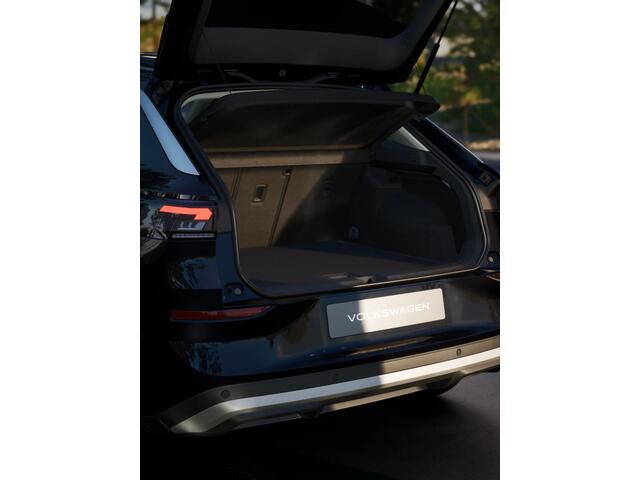 Volkswagen T-Roc Limited Edition | 'App-Connect' draadloze smartphone integratie | Automatische afstandsregeling (Adaptive Cruise Control) | Buitenspiegels elektrisch instel-, verwarm- en inklapbaar