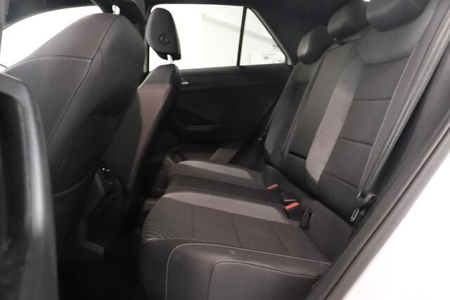 Volkswagen T-Roc 1.5 TSI 3x R-line | Pano | Camera | Navigatie | Adaptieve cruise | Elek. Achterklep | AppleCarplay AndroidAuto |