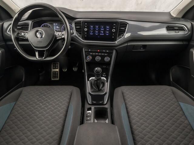 Volkswagen T-Roc 1.0 TSI Sport (APPLE CARPLAY, GROOT NAVI, STOELVERWARMING, GETINT GLAS, SPORTSTOELEN, ADAPTIVE CRUISE, PARKEERSENSOREN, NIEUWSTAAT)