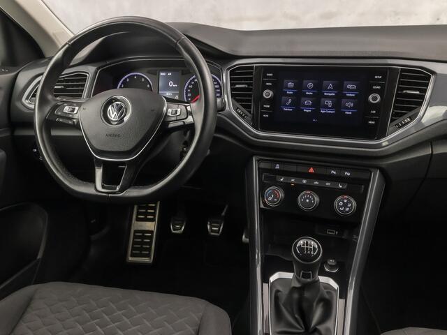 Volkswagen T-Roc 1.0 TSI Sport (APPLE CARPLAY, GROOT NAVI, STOELVERWARMING, GETINT GLAS, SPORTSTOELEN, ADAPTIVE CRUISE, PARKEERSENSOREN, NIEUWSTAAT)