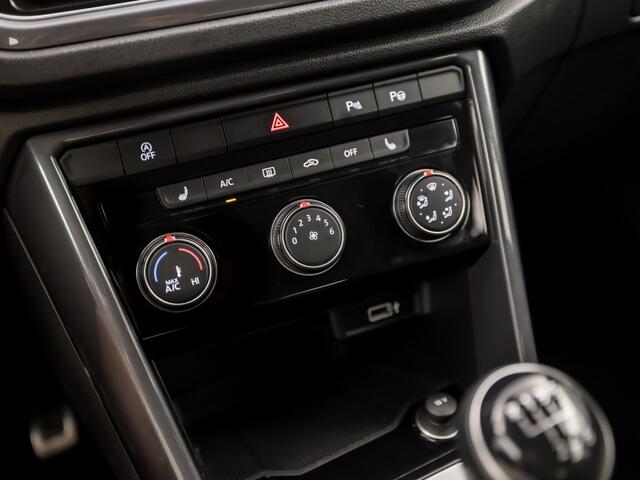 Volkswagen T-Roc 1.0 TSI Sport (APPLE CARPLAY, GROOT NAVI, STOELVERWARMING, GETINT GLAS, SPORTSTOELEN, ADAPTIVE CRUISE, PARKEERSENSOREN, NIEUWSTAAT)