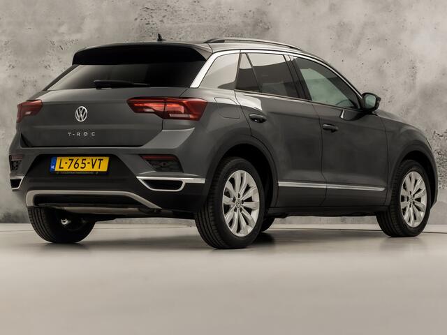 Volkswagen T-Roc 1.5 TSI Sport 150Pk (APPLE CARPLAY, GROOT NAVI, CLIMATE, STOELVERWARMING, ZWART HEMEL, LED KOPLAMPEN, SPORTSTOELEN, GETINT GLAS, ELEK ACHTERKLEP, ADAPTIVE CRUISE, NIEUWSTAAT)