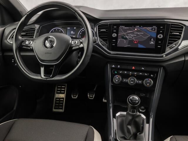Volkswagen T-Roc 1.5 TSI Sport 150Pk (APPLE CARPLAY, GROOT NAVI, CLIMATE, STOELVERWARMING, ZWART HEMEL, LED KOPLAMPEN, SPORTSTOELEN, GETINT GLAS, ELEK ACHTERKLEP, ADAPTIVE CRUISE, NIEUWSTAAT)